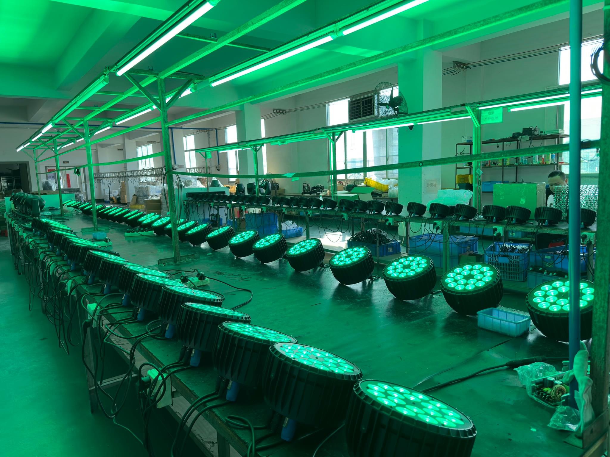 18pcs 10w 4in1 LED Flat Par light