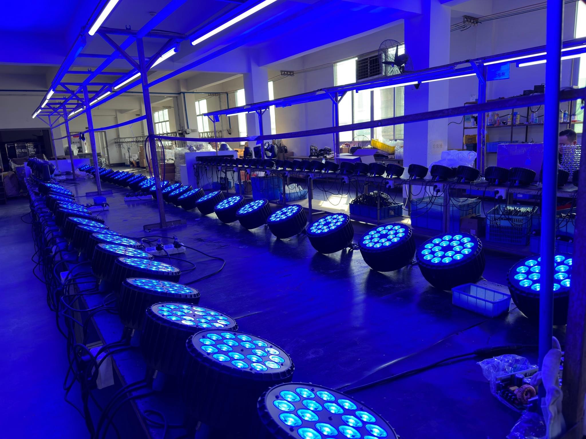 18pcs 10w 4in1 LED Flat Par light